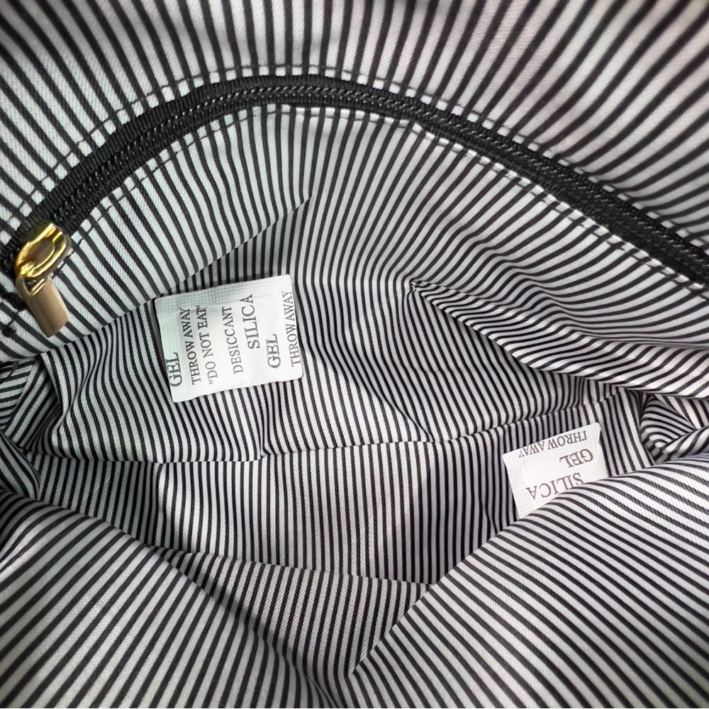 NWT PETA Approved Vegan Color Block Zippered Top Closure Crossbody 9”x6-1/2”x4” - Picture 6 of 6
